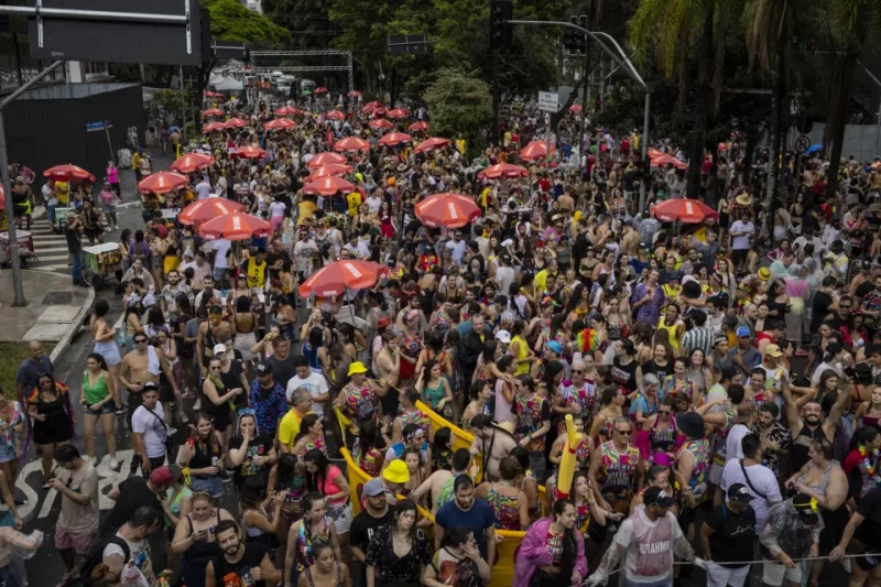 Chuva e furtos de celular são hits em bloco na Faria Lima, em SP