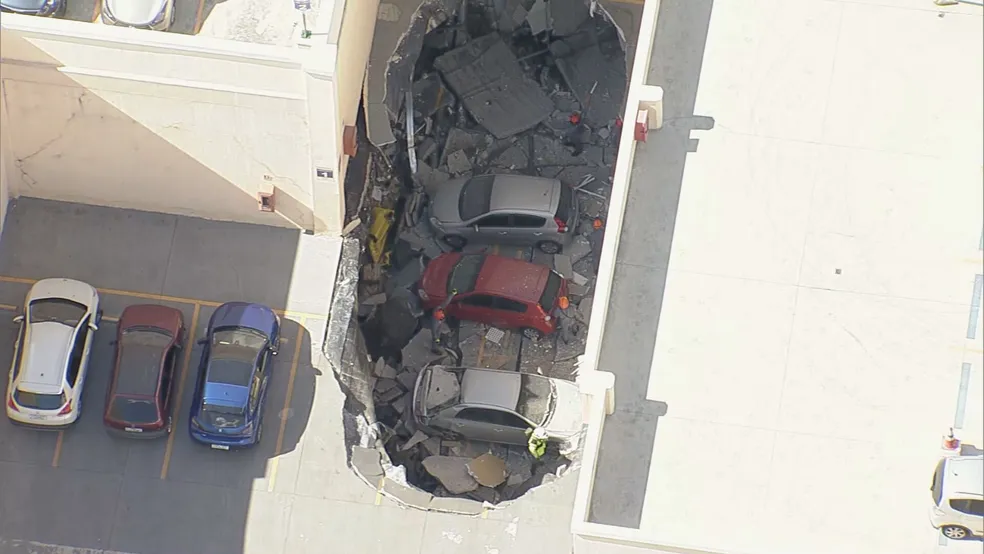 Teto de Shopping em Osasco desaba sobre praça de alimentação; Veja imagens