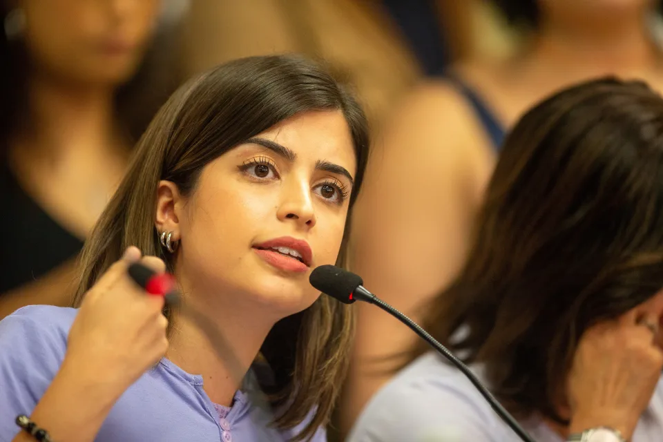 Tabata aciona Justiça para proibir Sabesp de cobrar tarifas de casas sem esgoto