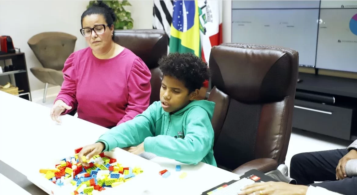 Educadora é premiada pela Fundação Dorina Nowill por projeto de alfabetização de aluno com deficiência visual