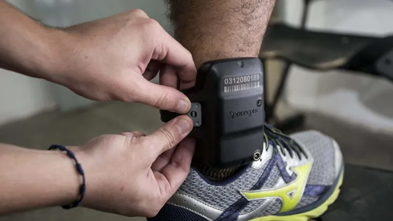 Quase metade dos monitorados por tornozeleira são acusados de violência contra a mulher