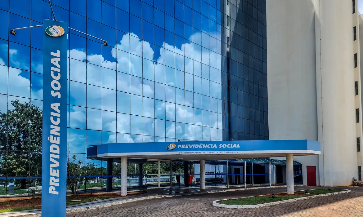 INSS devolve mais de R$ 1 bilhão a aposentados e pensionistas; saiba como consultar seu ressarcimento