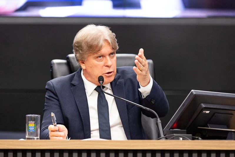 Toninho Furlan defende governo e rebate oposição na tribuna da Câmara de Barueri