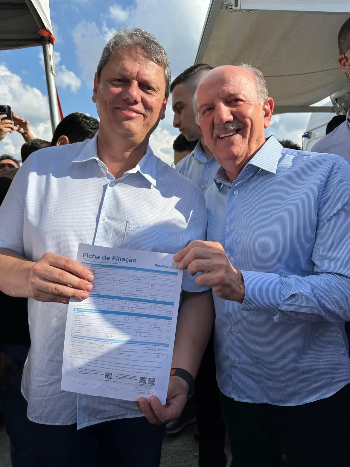 Governador Tarcísio de Freitas abona a ficha de filiação de Beto Piteri ao Republicanos