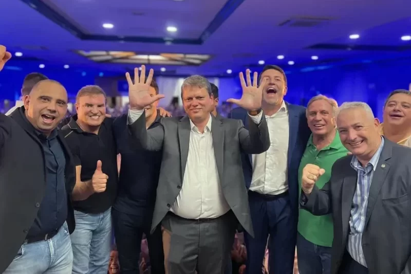 Com casa cheia e presença de Tarcísio de Freitas, Elvis Cezar oficializa filiação no Republicanos