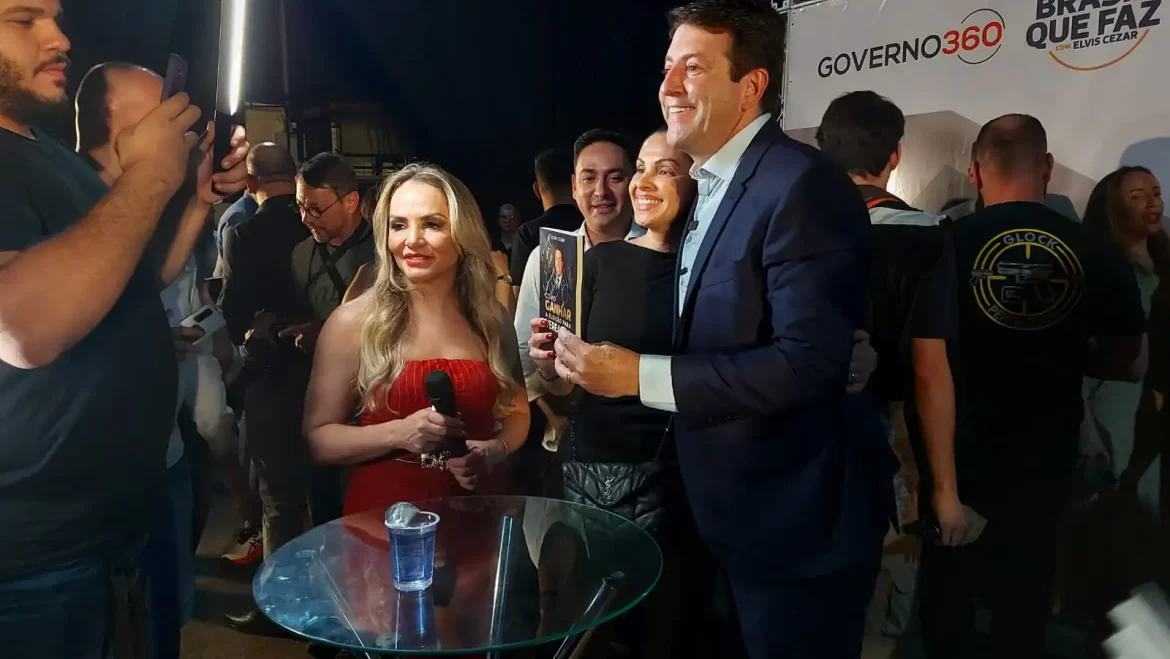 Com a presença de milhares de pessoas, Elvis Cezar lança 2º livro e vende cerca de 1,5 mil exemplares