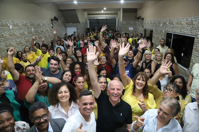 Multidão recebe Furlan e Beto Piteri em encontro de amigos no Parque Imperial