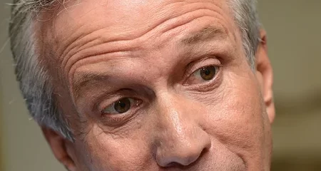 Popularidade em queda, exposição de escândalos e racha entre apoiadores, pré-candidatura de Gil Arantes entra em crise