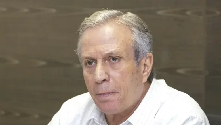 No início de campanha, Gil Arantes divulga a própria queda