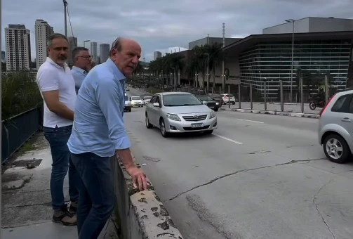 Prefeito Beto Piteri vistoria viaduto com rachadura e garante manutenção imediata