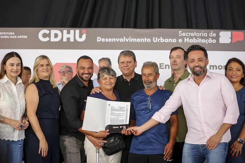 Governo de SP entrega 432 moradias e regulariza 1.304 imóveis em Embu das Artes