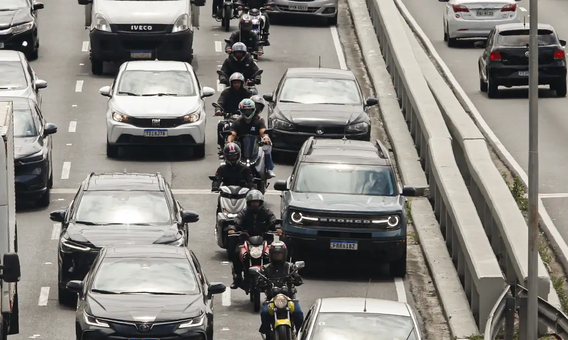 Governo de São Paulo sanciona lei que regulamenta serviço de mototáxi no Estado
