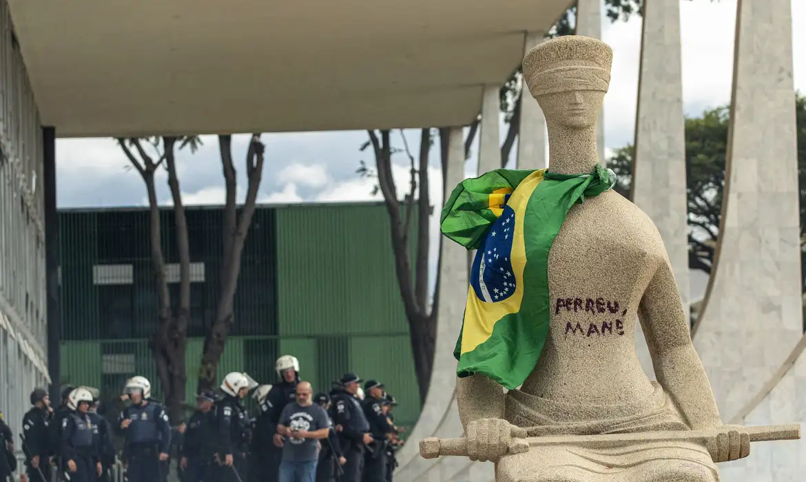 Mulher que pichou estátua do STF deixa prisão