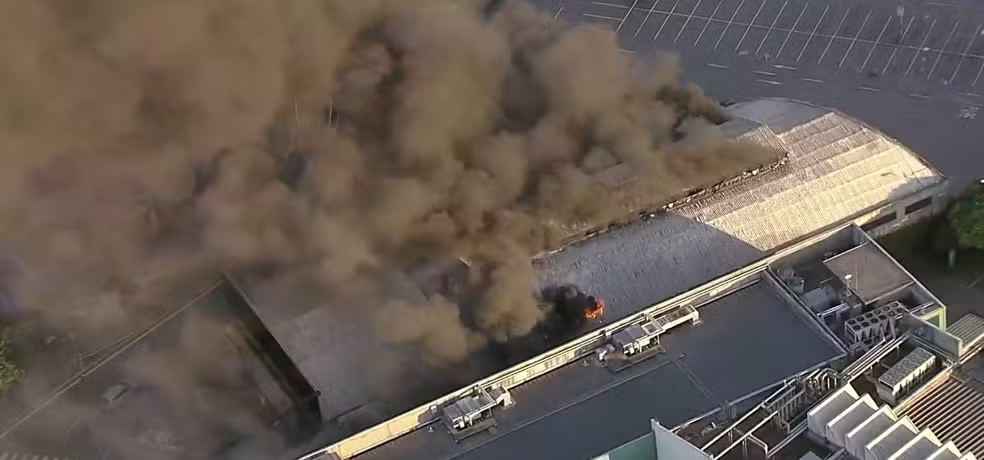 Incêndio deixa duas pessoas feridas em complexo de diversões em SP