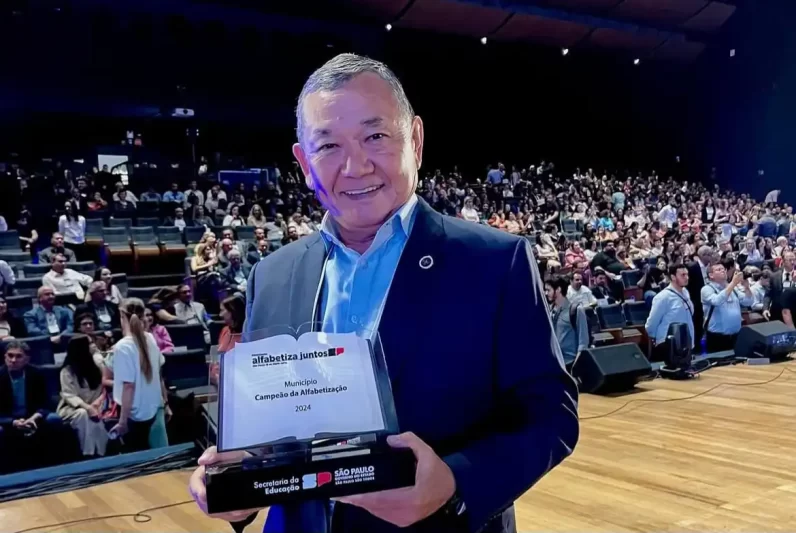 Jandira é premiada por excelência na alfabetização de crianças