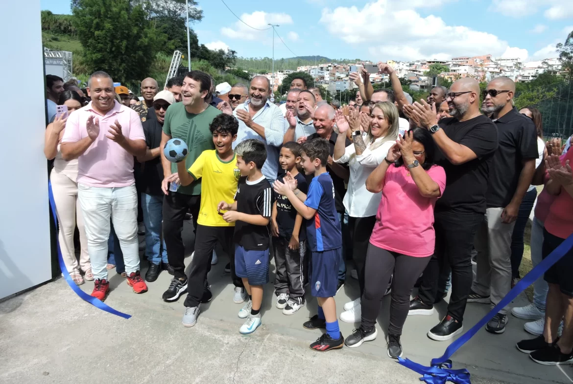 Morador da infância, prefeito Elvis Cezar entrega campo e celebra laços com o Parque Santana