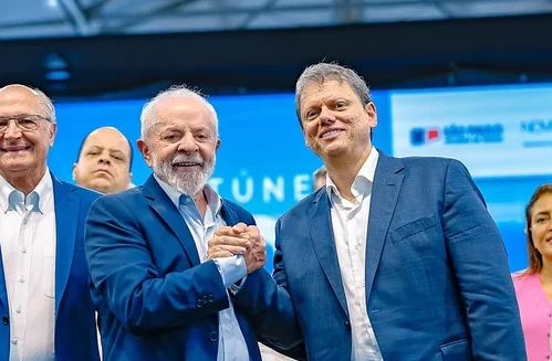 Lula supera Tarcísio em cenário de segundo turno com 48% contra 39%, diz Datafolha