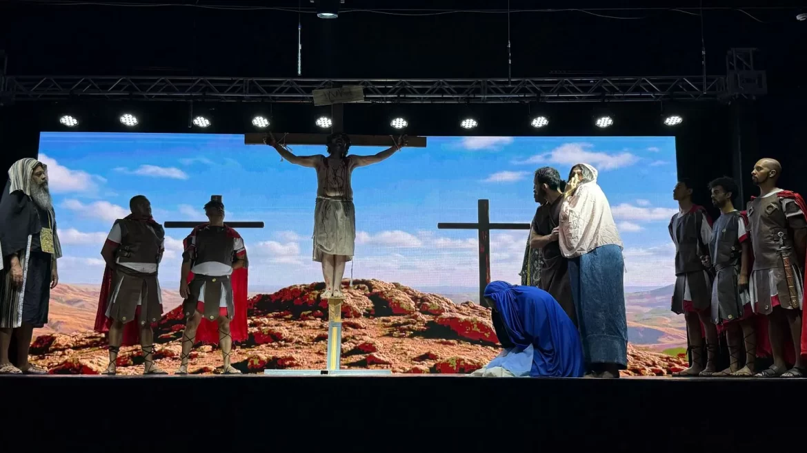Apresentação da Paixão de Cristo emociona público no Teatro Municipal de Jandira