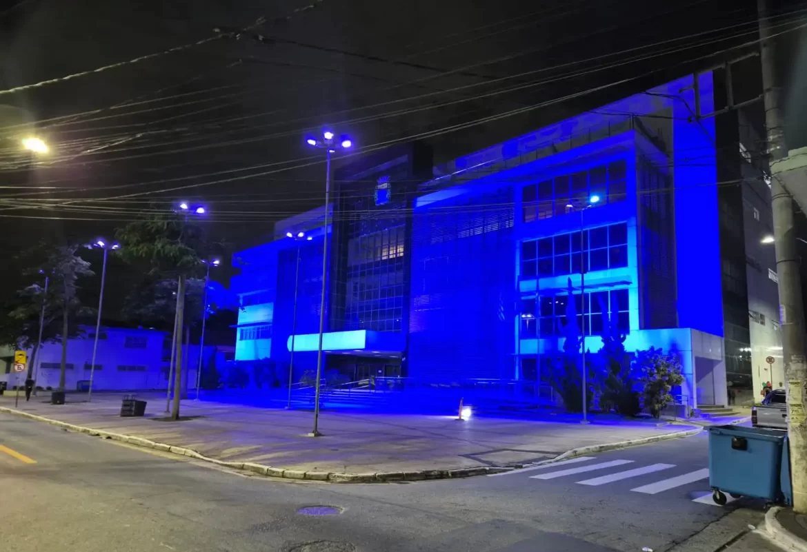 Prefeitura de Barueri ilumina sede com a cor azul em apoio ao mês de conscientização sobre o autismo