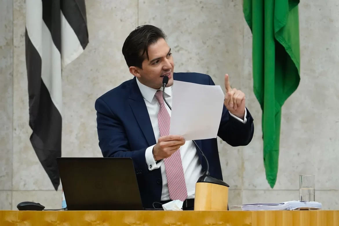 Vereador Rubinho Nunes propõe câmeras corporais e exame toxicológico para professores da rede pública de SP