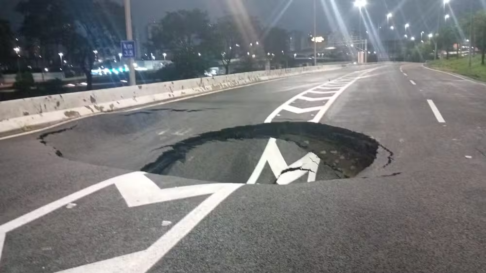 Cratera reabre na Marginal Tietê um mês após primeiro incidente; CET interdita via e Sabesp investiga causa