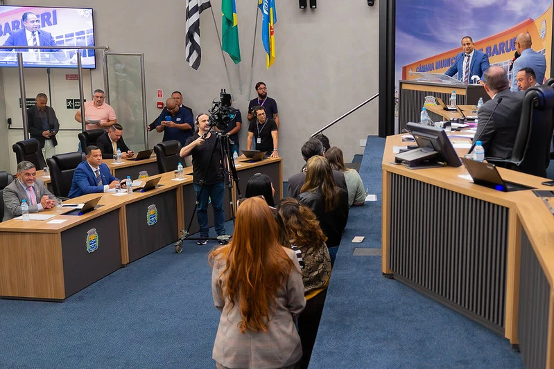 Barueri aprova lei que garante mais segurança para mulheres em transportes por aplicativo