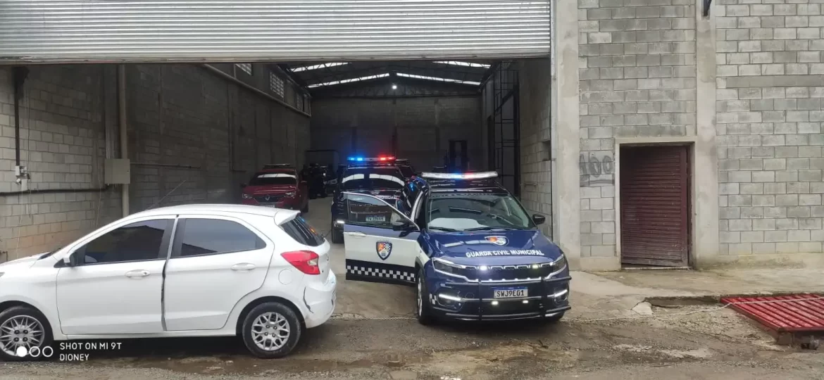 Polícia Civil e GCM de Barueri fecham desmanche clandestino de veículos na divisa com Jandira