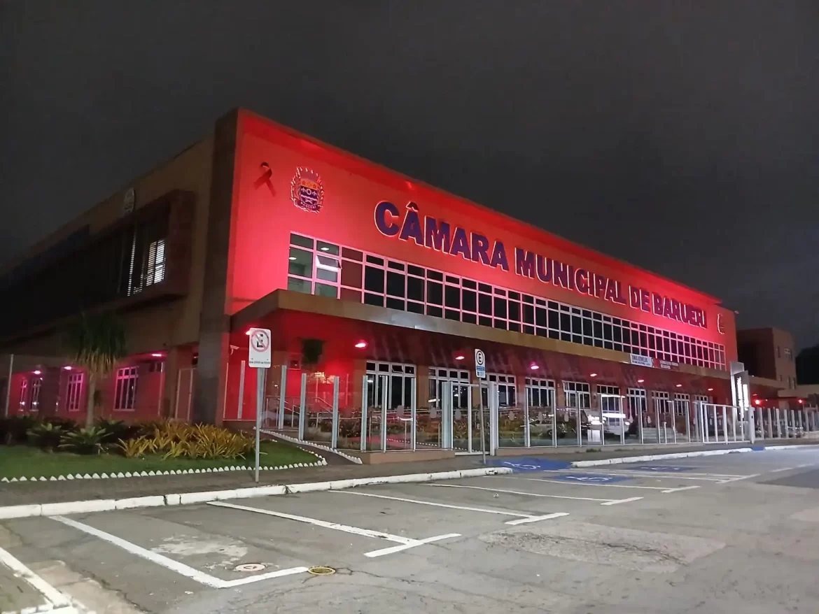 Câmara de Barueri ganha iluminação especial em apoio à doação de sangue no Junho Vermelho