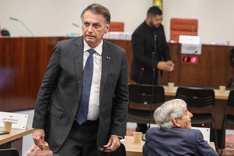 Com voz embargada, Bolsonaro presta depoimento ao STF e chama de “malucos” apoiadores de acampamentos golpistas