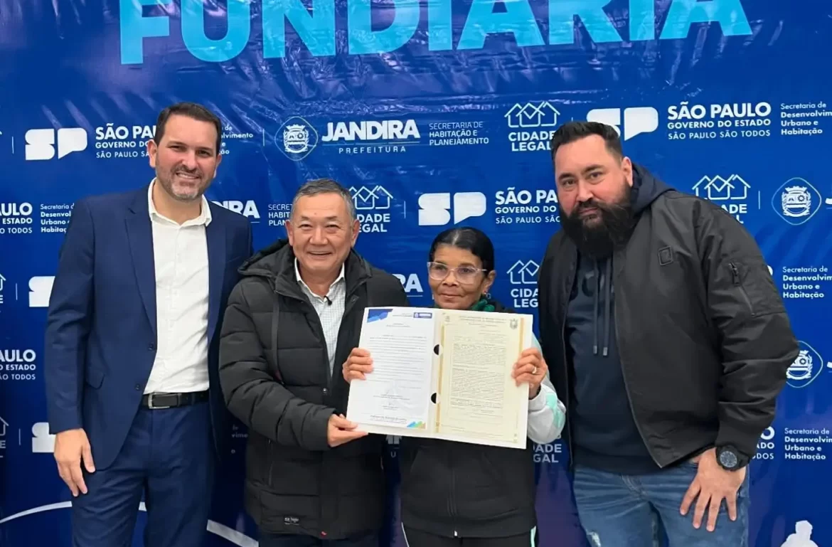 Dr. Sato entrega documentos da casa própria para 100 famílias em Jandira