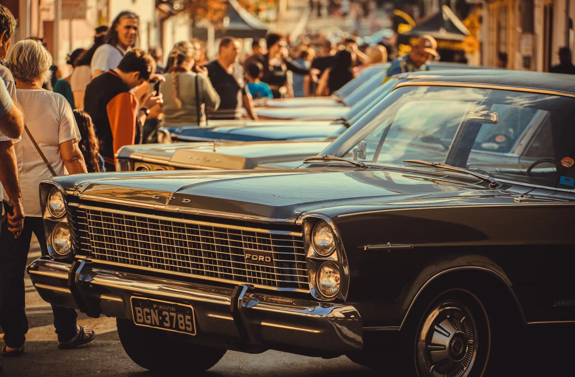 Clássicos sobre rodas tomam as ruas de Santana de Parnaíba neste domingo (13), no maior encontro de carros antigos da região