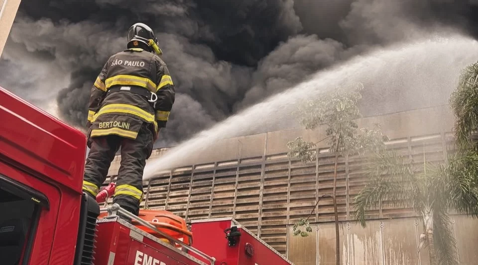 Bombeiros controlam incêndio de grandes proporções em galpões no bairro Tamboré, em Barueri