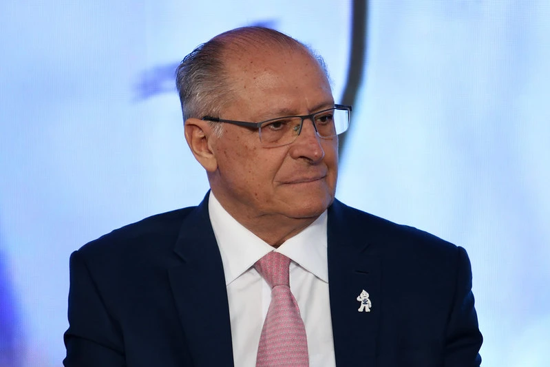 Alckmin critica tarifas de Trump e acusa família Bolsonaro de atuar contra o Brasil