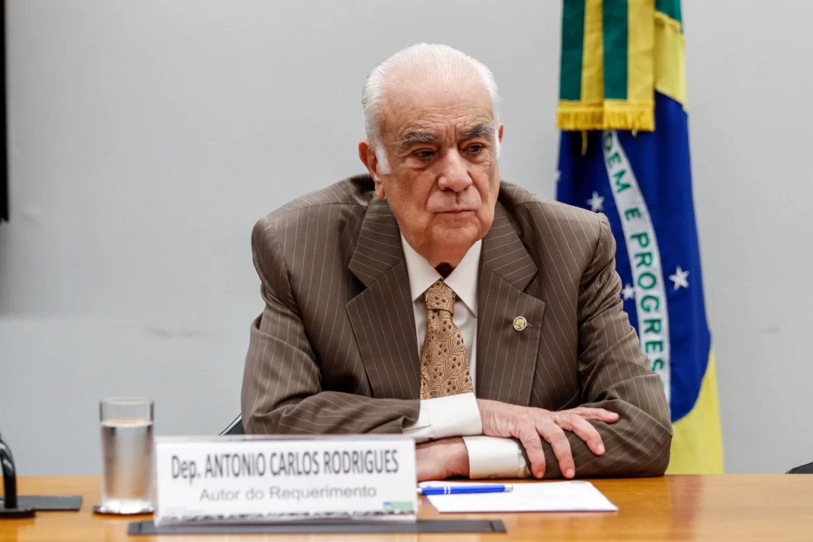 Após criticar Trump e defender Moraes, deputado é expulso do partido de Bolsonaro