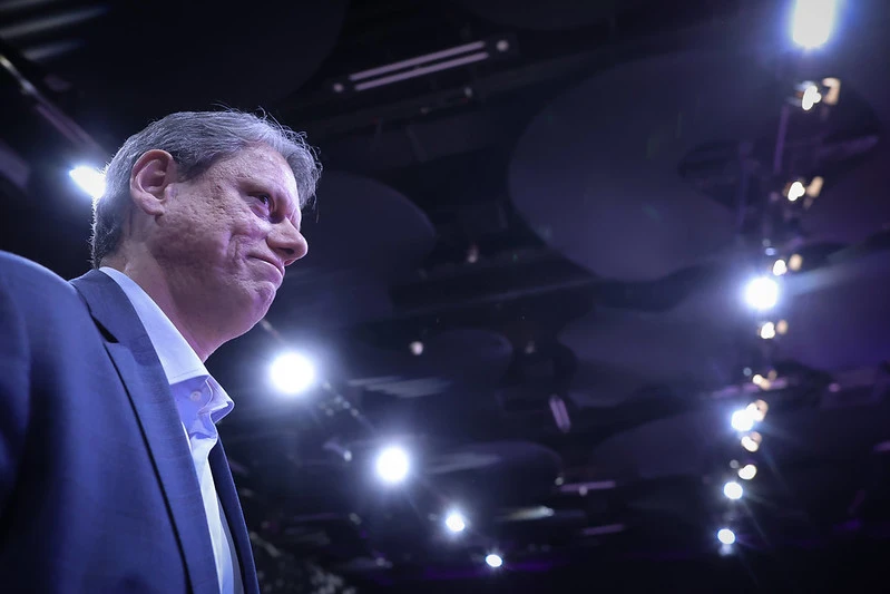 Tarcísio promete entregas para 2026 e exalta Derrite em encontro com evangélicos em Alphaville