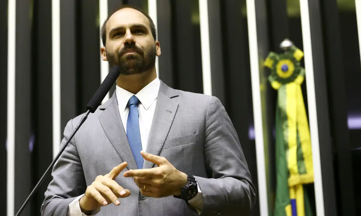 Moraes vê tentativa de fuga e manda notificar Eduardo Bolsonaro por edital