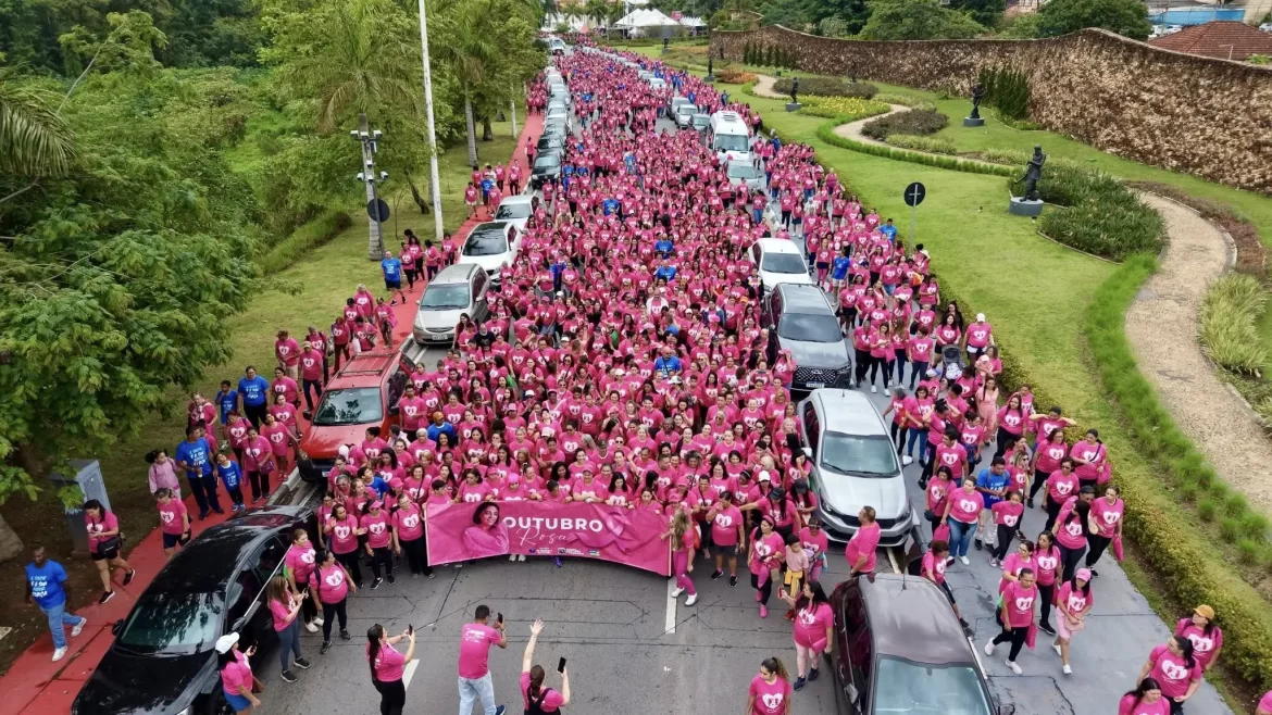 Santana de Parnaíba se veste de rosa em caminhada pela conscientização sobre o câncer de mama