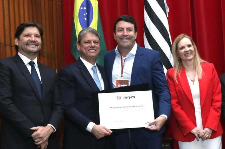 Elvis Cezar recebe prêmio de eficiência em gestão das mãos do governador Tarcísio de Freitas