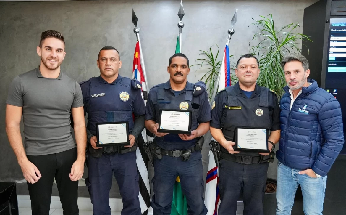 Prefeito de Cajamar homenageia guardas municipais que salvaram bebê engasgado