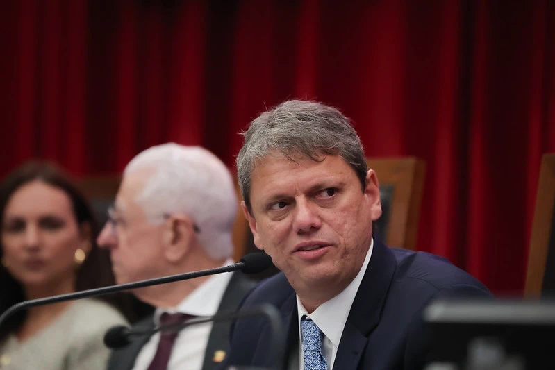 Tarcísio dispara na frente e lidera todos os cenários pelo governo de SP, diz Paraná Pesquisas