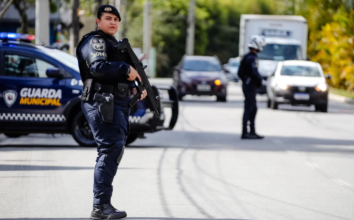 Santana de Parnaíba equipa GCM com celulares para agilizar atendimento a mulheres vítimas de violência