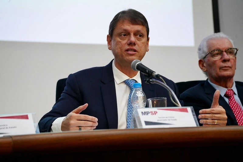 Sonegação bilionária em combustíveis compromete saúde e educação, diz governador de SP