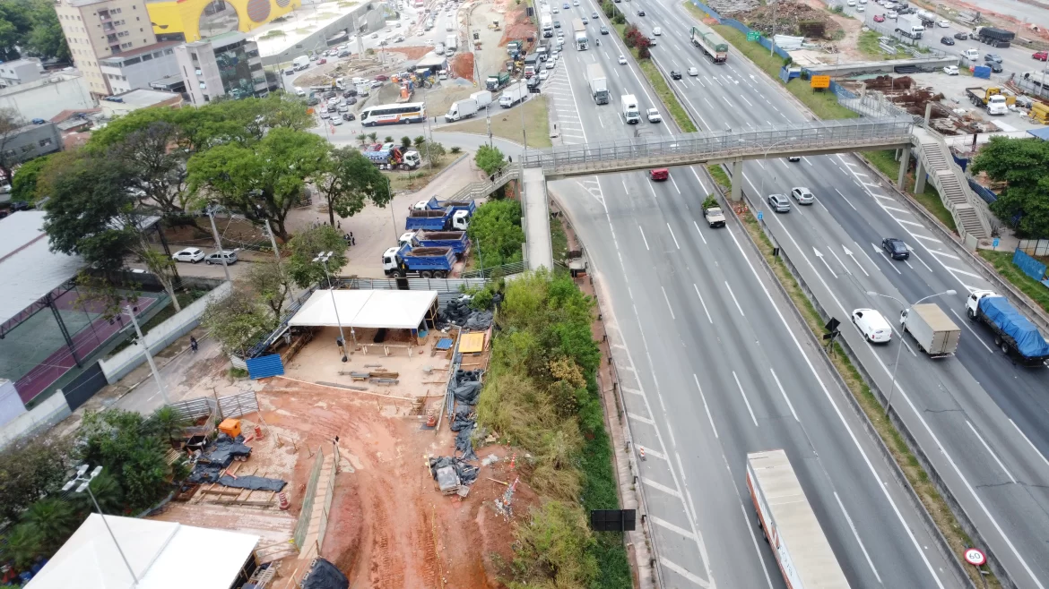 Interdição na Castello Branco em Barueri: ViaOeste fecha faixa para obras de nova passarela