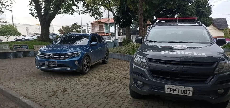 Carro com placa diplomática falsa e registro de apropriação indébita é apreendido em Jandira
