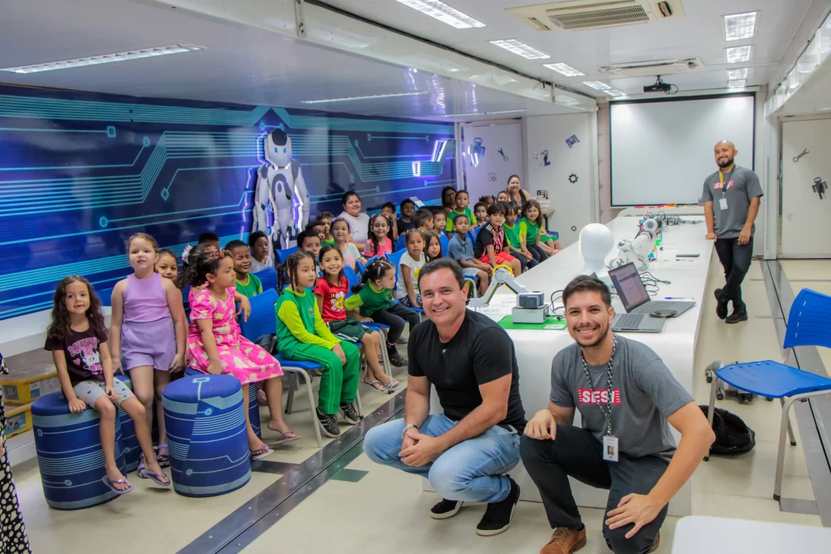 Unidade móvel do SESI leva robótica e tecnologia a 1,5 mil alunos da rede municipal de Pirapora do Bom Jesus