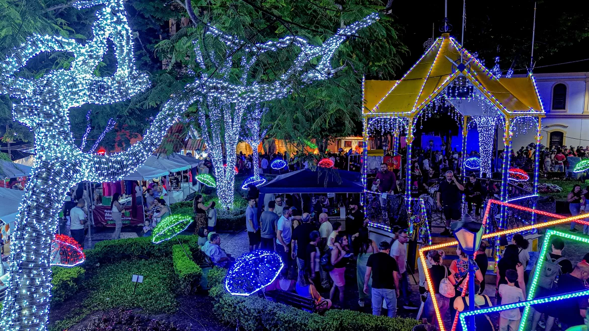 Natal de Luz 2025 começa em Santana de Parnaíba com presépio gigante, parada inédita e mais de 700 mil luzes