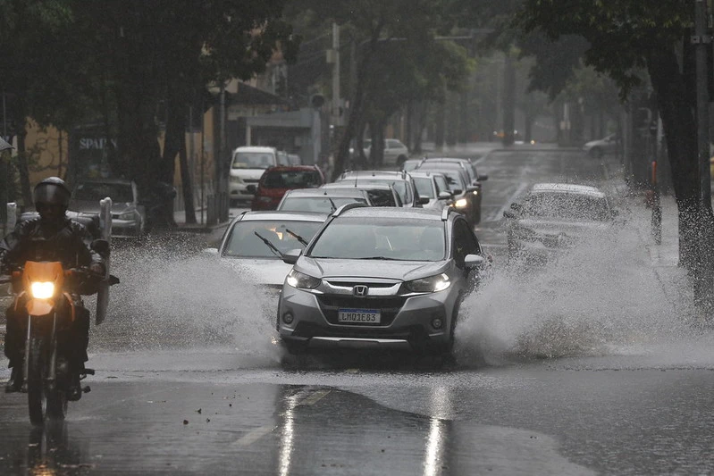 Frente fria mantém SP em alerta: chuva forte, ventos e granizo até terça-feira (16)