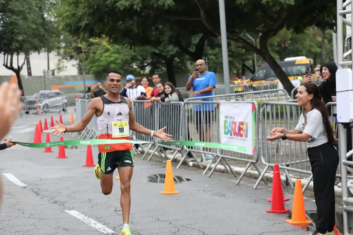 Brasileiro vence a 49ª Corrida São Silveira, bate recorde e supera queniano em Barueri