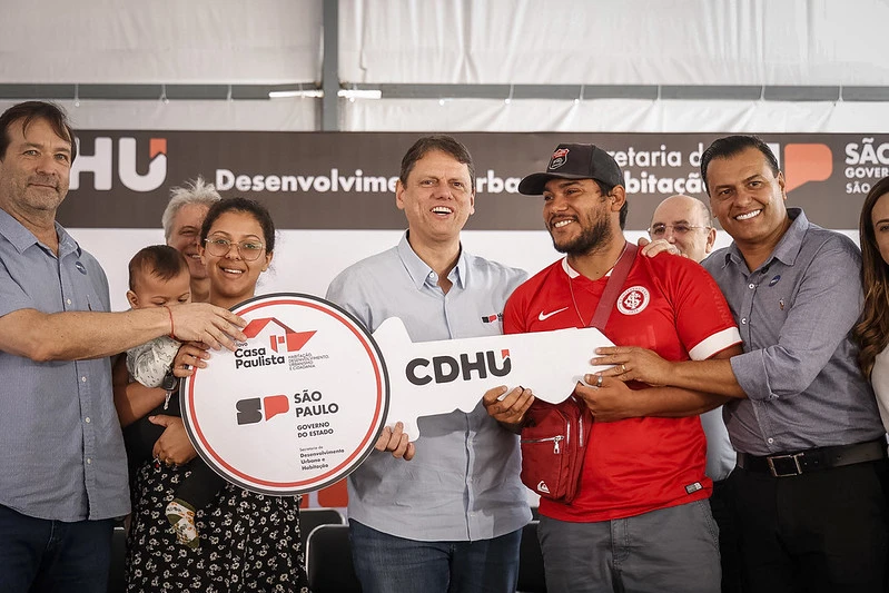 Governo de SP entrega 354 apartamentos e reassenta famílias que viviam em áreas de risco em Carapicuíba