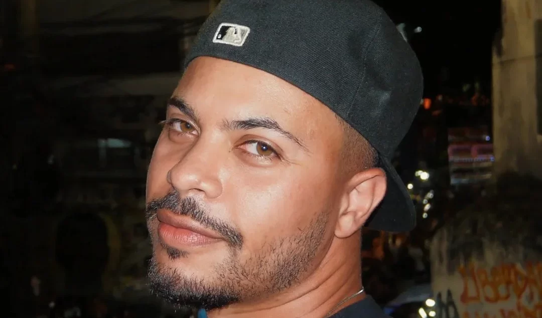 Família faz ato em estação de trem em SP para cobrar respostas sobre jovem desaparecido após sair de Barueri